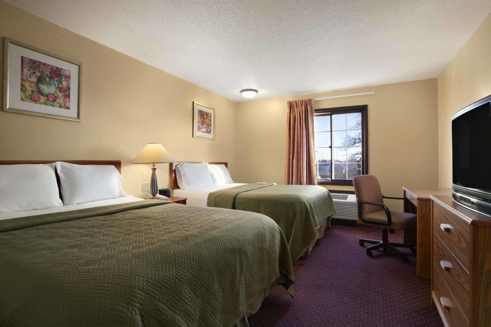 Travelodge Inn & Suites By Wyndham Muscatine Extérieur photo