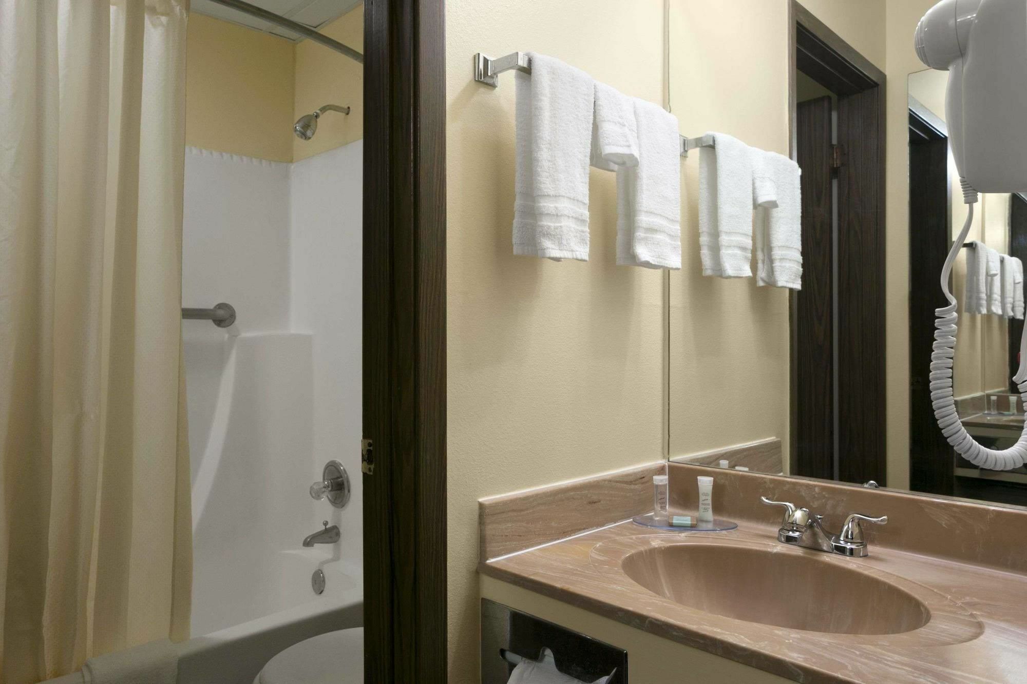 Travelodge Inn & Suites By Wyndham Muscatine Extérieur photo